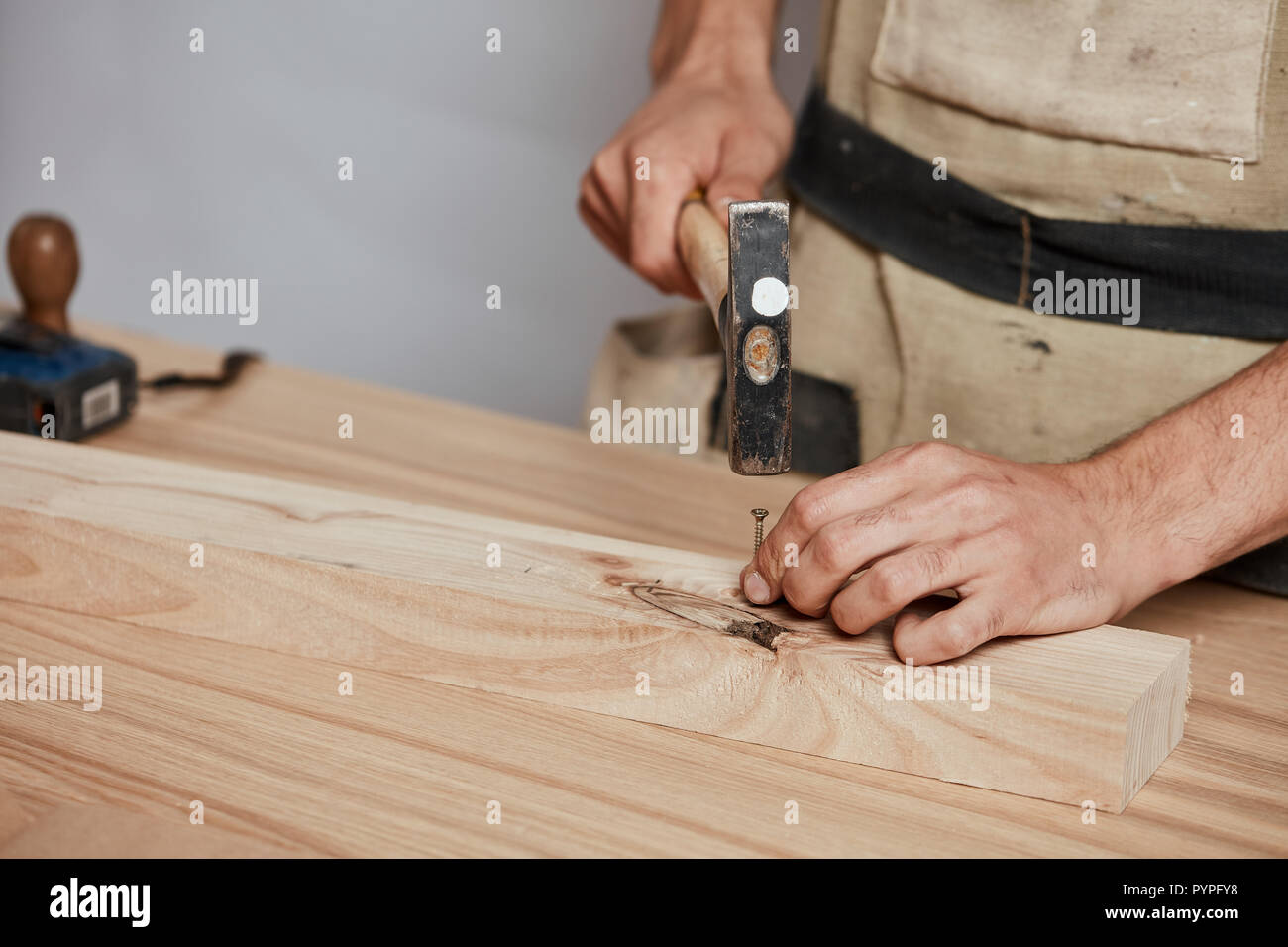 Die Tischler, Hämmern ein Nagel auf Holzbrett, Möbel. Stockfoto