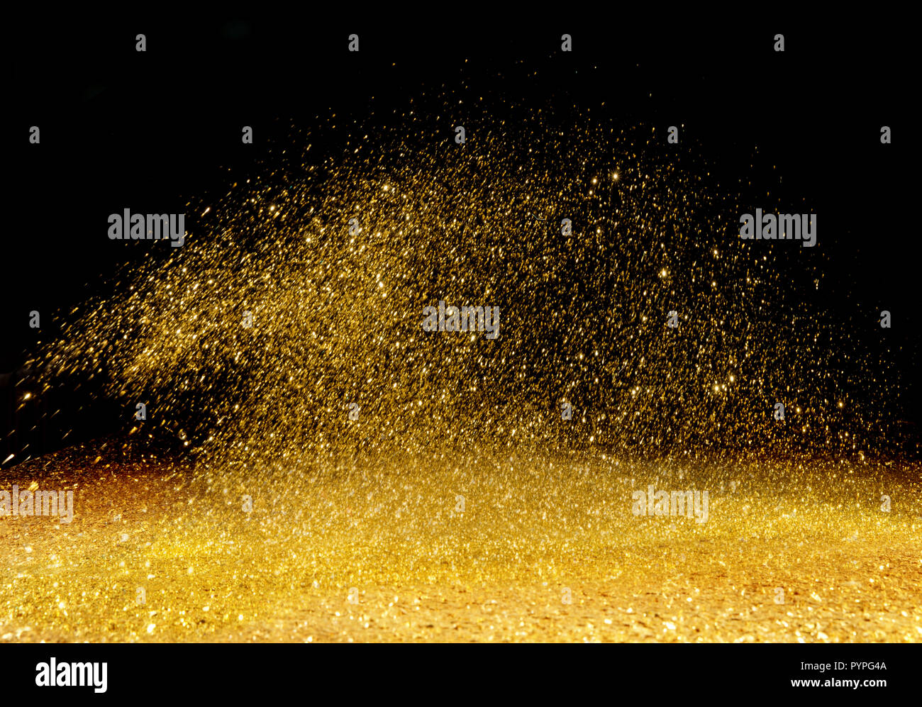 Goldene, glänzende Puder über den dunklen Hintergrund verstreut Stockfoto
