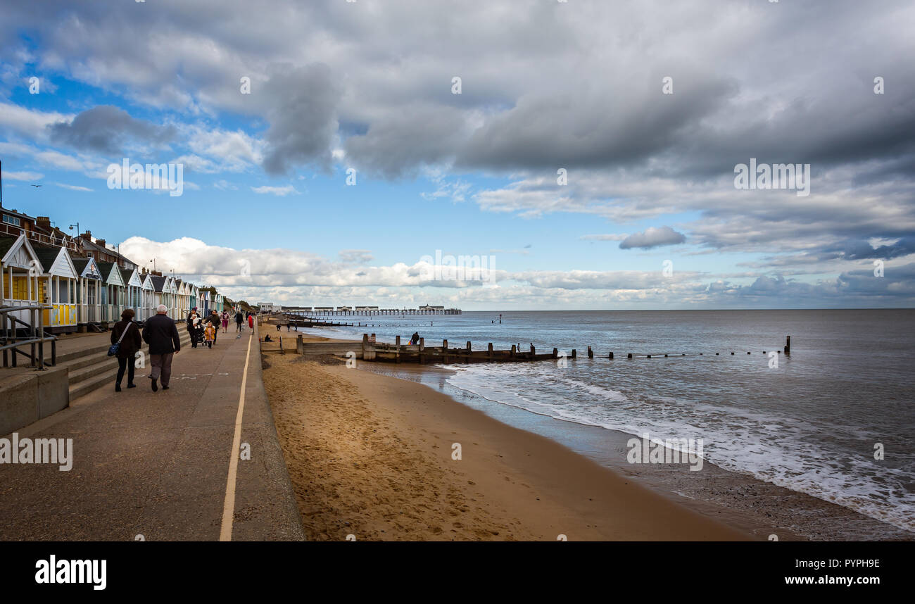 Die southwold iconic Umkleidekabinen am Strand und Pier gegen eine dramatische Himmel, Southwold, Suffolk, Großbritannien am 26. Oktober 2018 Stockfoto