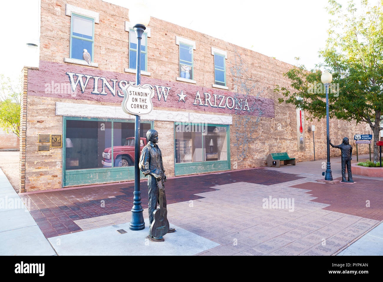 Adler stehen auf der Ecke in Winslow, Arizona Attraktion Stockfoto