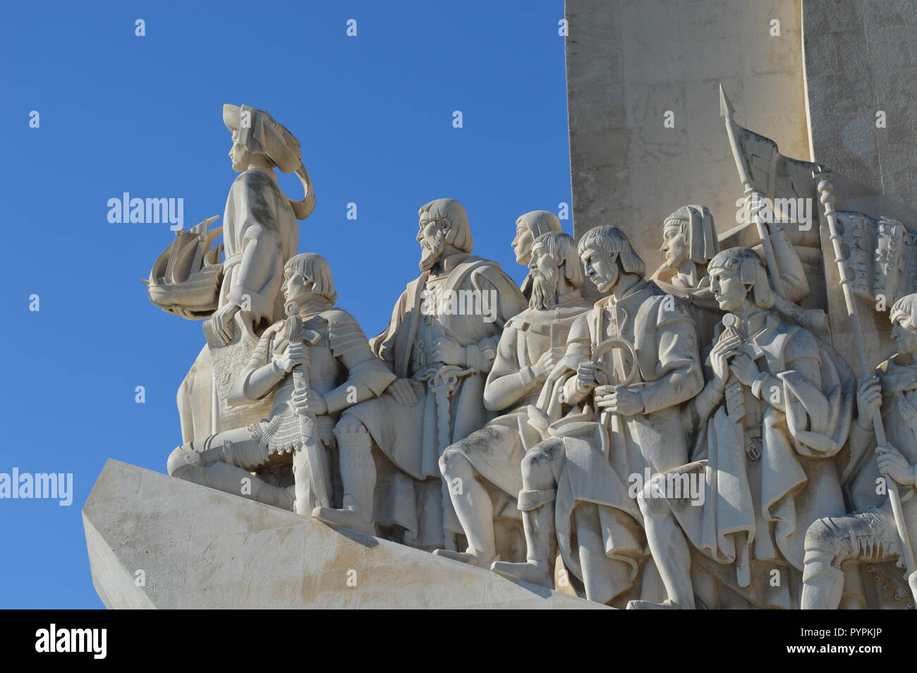 Das Denkmal der Entdeckungen auf den Tejo in Lissabon, Portugal, wurde zu Ehren von Heinrich dem Seefahrer gebaut, feiert das Alter der Erforschung. Stockfoto