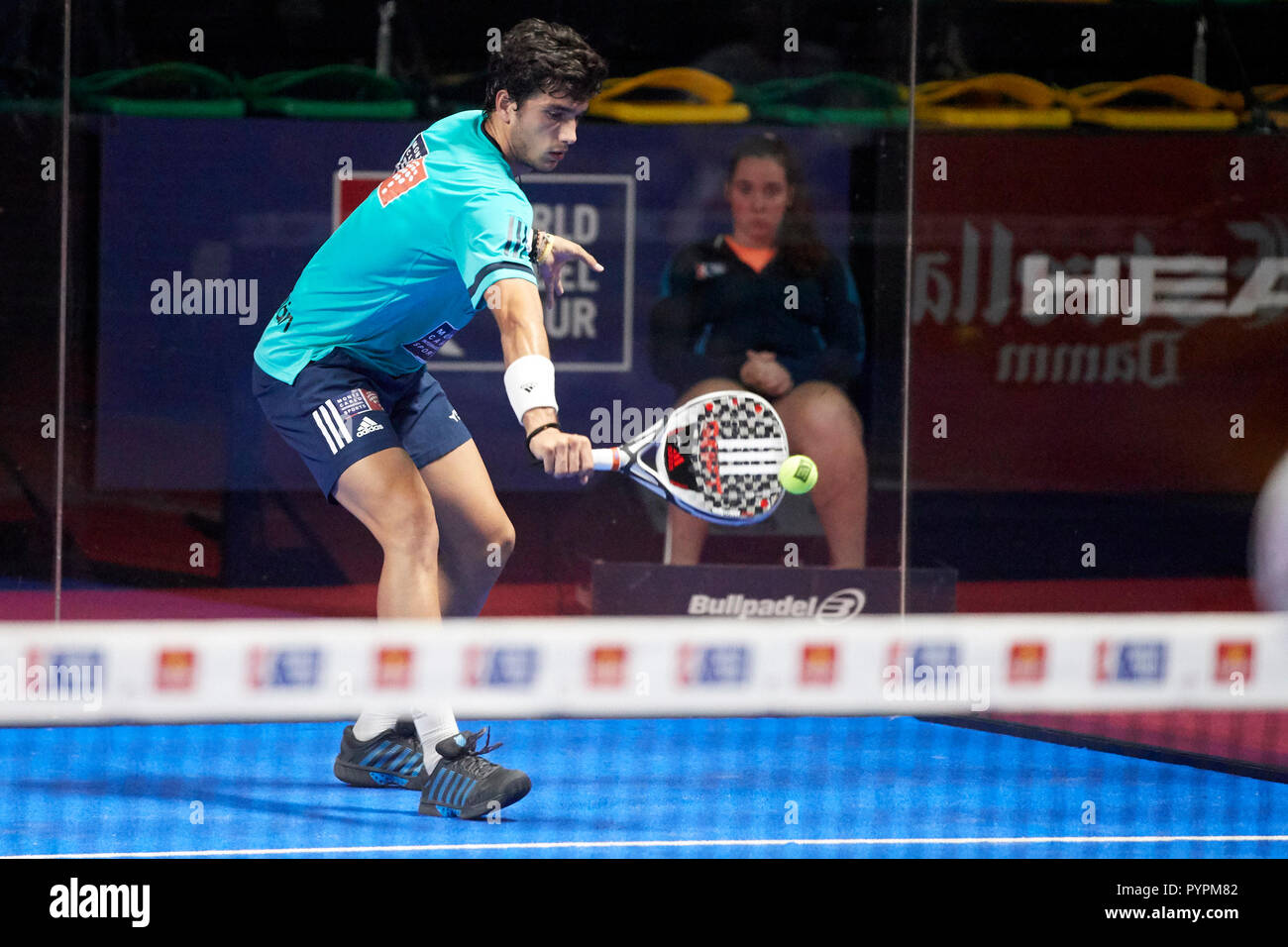 Professionelle paddle player Alejandro Galán während der Welt Padel Tour Bilbao Turnier 2018 gesehen. Stockfoto