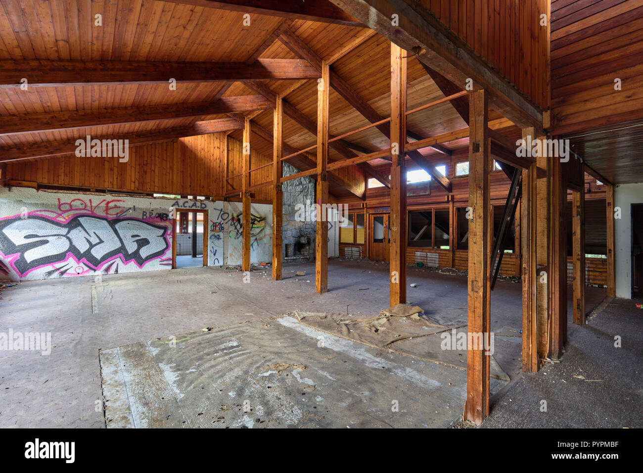 Verlassene Gebäude einer Skischule und Ski Center in Stary Smokovec, Hohe Tatra, Slowakei Stockfoto