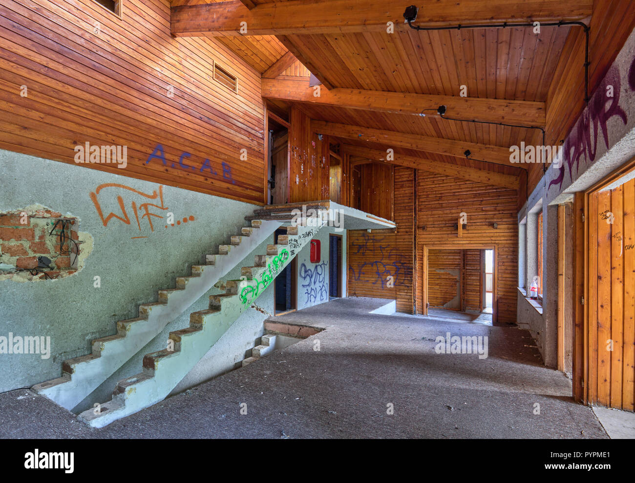 Verlassene Gebäude einer Skischule und Ski Center in Stary Smokovec, Hohe Tatra, Slowakei Stockfoto