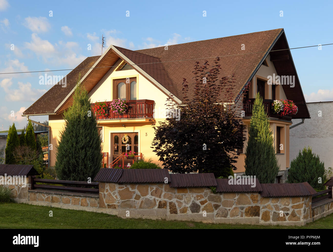 Ein hübsches, großes Haus im Dorf Busovce in der östlichen Slowakei Stockfoto