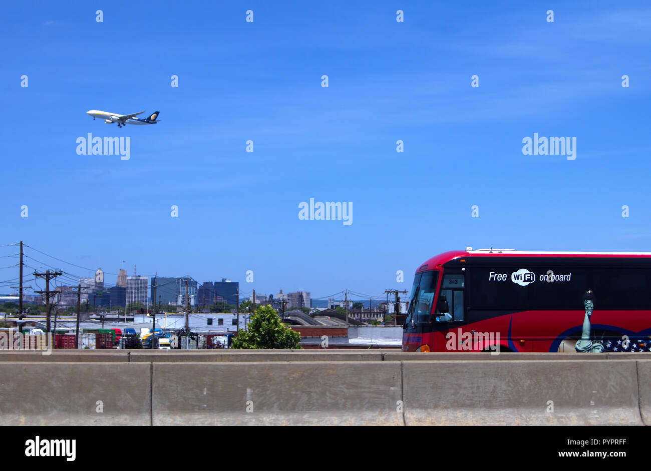 Elizabeth, NJ USA. Juni 2013. Ein modernes Reisen Tour bus und einem fliegenden Flugzeug im Hintergrund sowohl mit kostenlosem Wi-Fi. Stockfoto