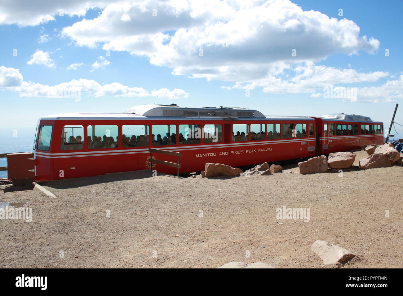 Pikes Peak Cog Zug geladen und für die Anständigen, die bereit sind, von Pike's Peak zu Manitou Springs Station in Manitou Springs, Co. Stockfoto