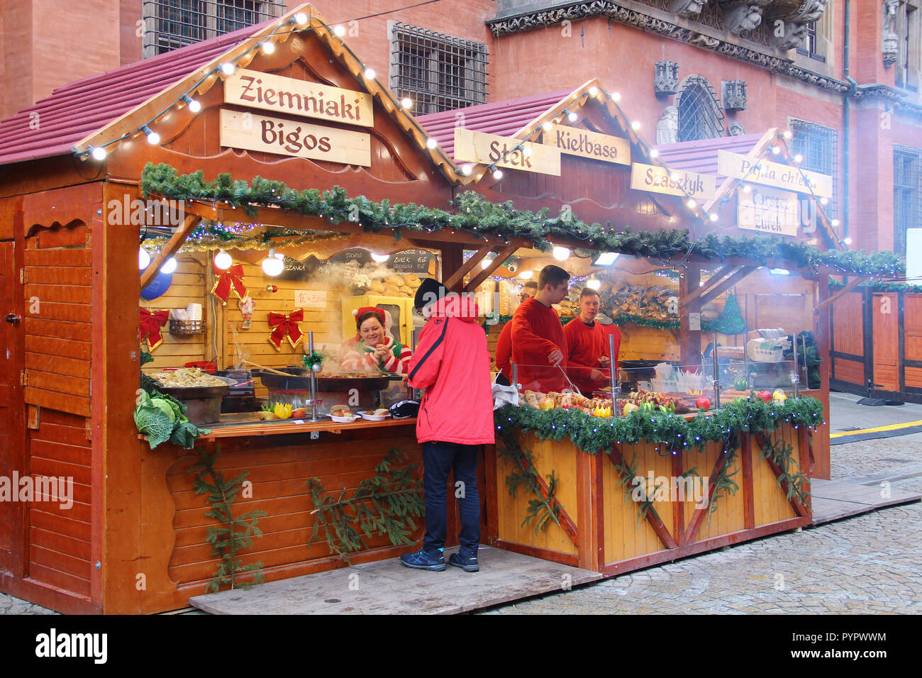 WROCLAW, Polen - 8. DEZEMBER 2017: Stände mit typischen polnischen Küche im Winter Weihnachtsmarkt Stockfoto