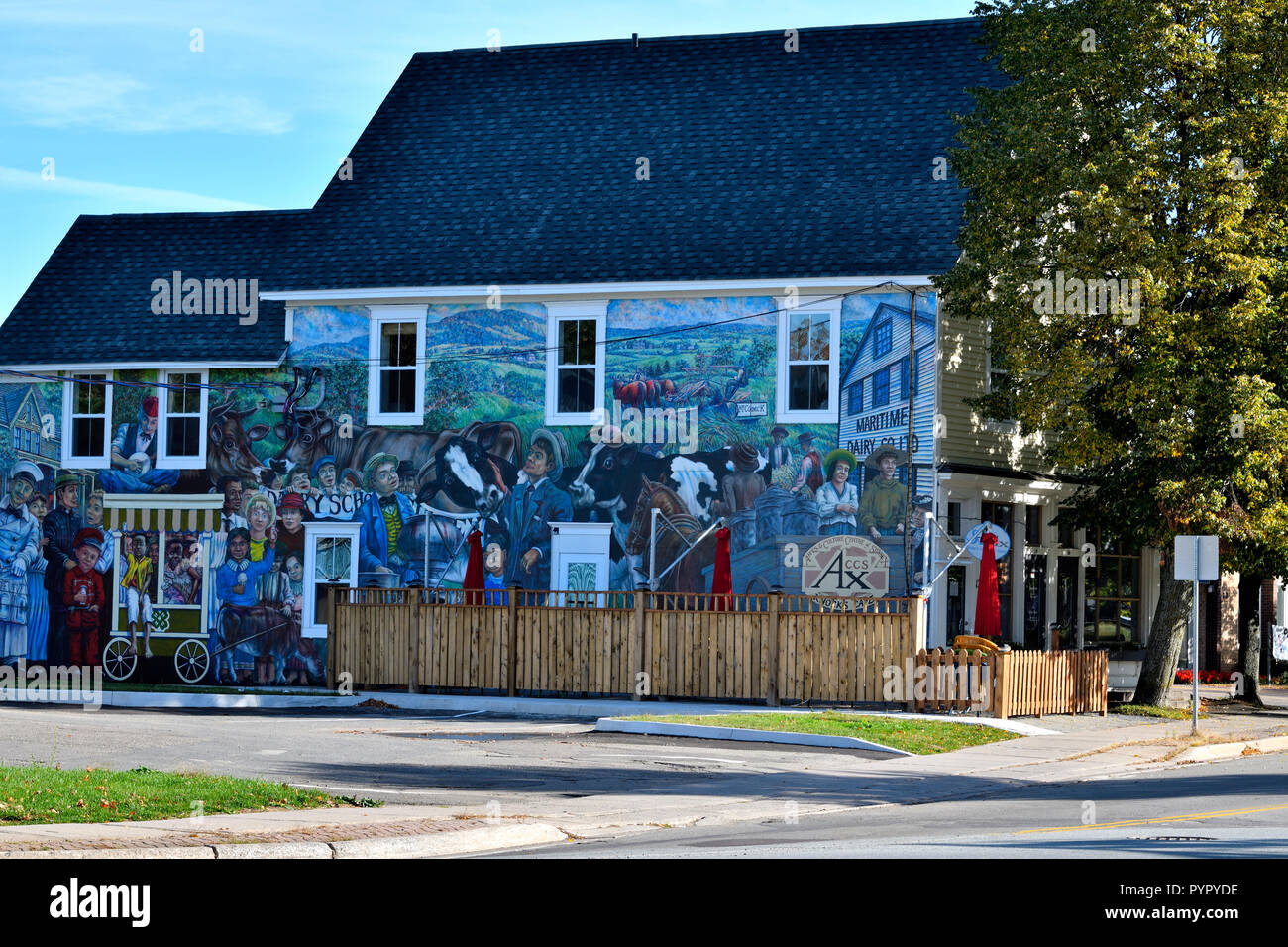 Ein Geschäft an der Hauptstraße in der Molkerei Stadt Sussex New Brunswick mit einem der berühmten wandgemälde auf seiner Außenwand gemalt. Stockfoto