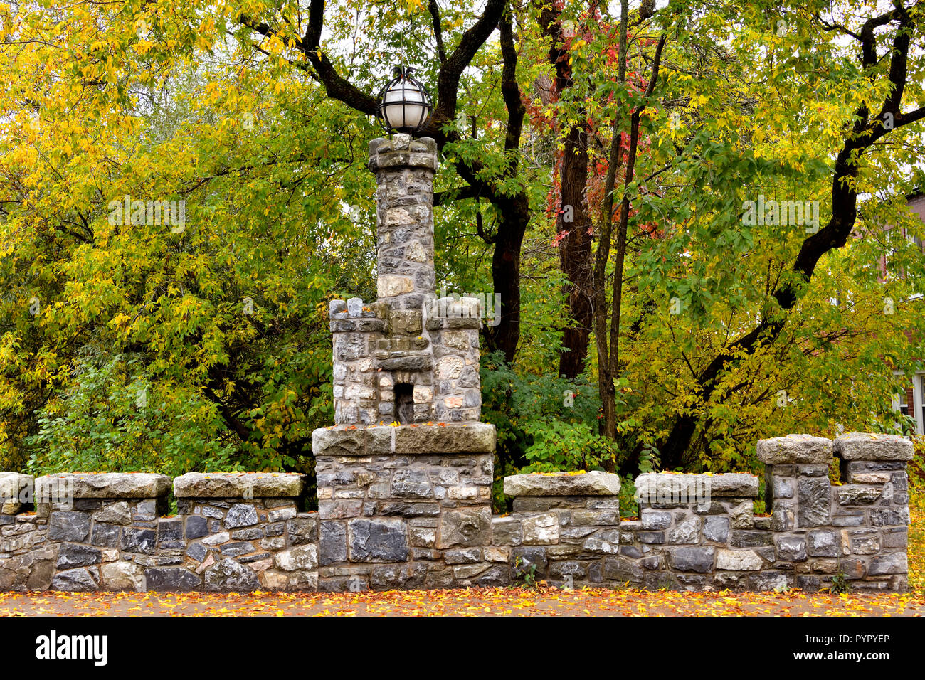 Eine Nahaufnahme der Teil der legendären Stein Brücke über einen Bach auf der Hauptstraße in Sussex New Brunswick Kanada. Stockfoto