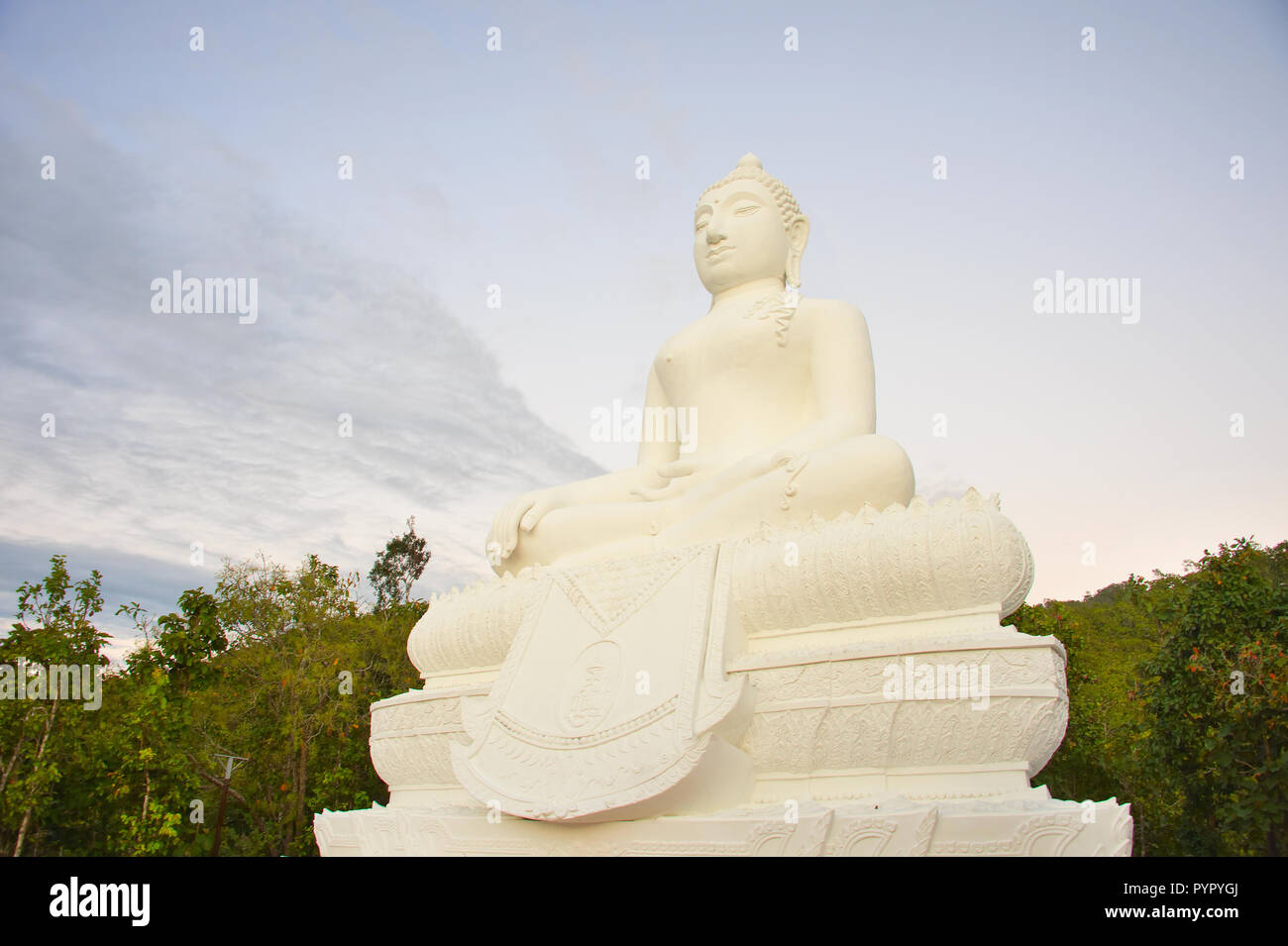 Weißer Marmor statue des Sitzenden Buddha, Pai, Thailand Stockfoto