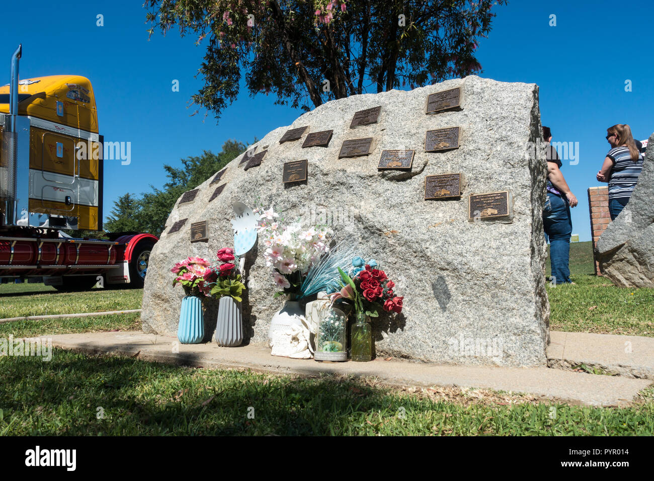 Eine von mehreren Granit Gedenkstätten für Australische lkw-fahrer, Tamworth NSW Australien. Stockfoto