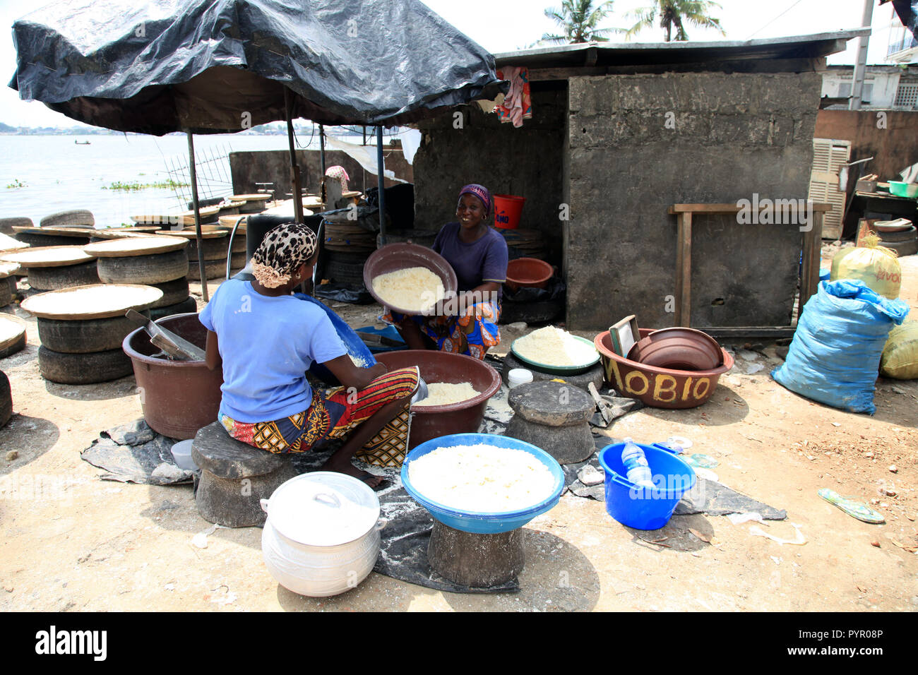 Attiéké Produktion in Blockhauss, Abidjan, Cote d'Ivoire Stockfoto