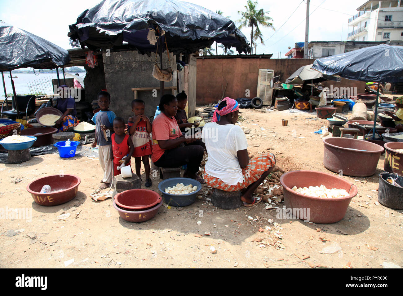 Attiéké Produktion in Blockhauss, Abidjan, Cote d'Ivoire Stockfoto