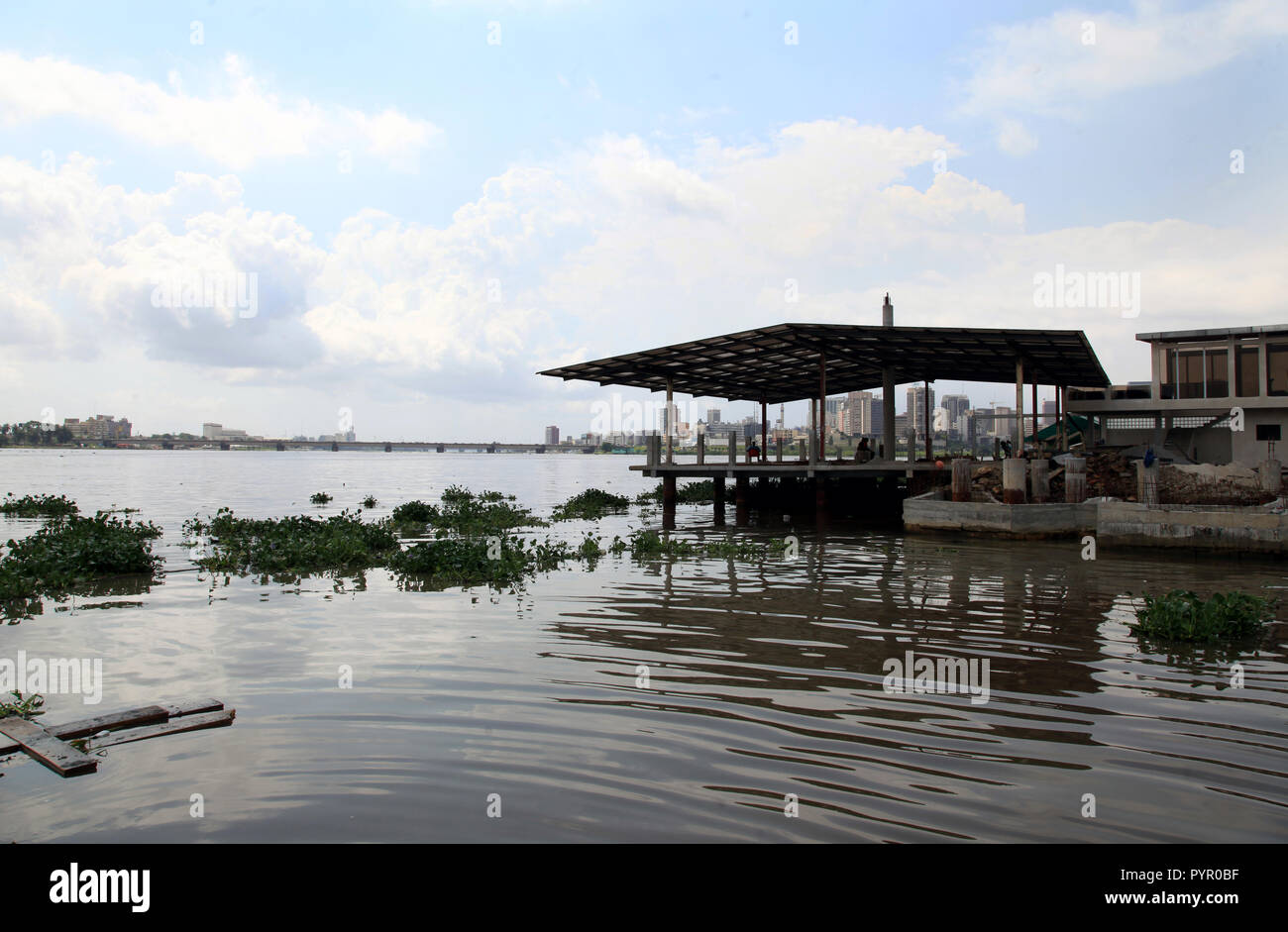 SOTRA (Wasserbus) an Blockauss, Abidjan, Cote d'Ivoire Stockfoto