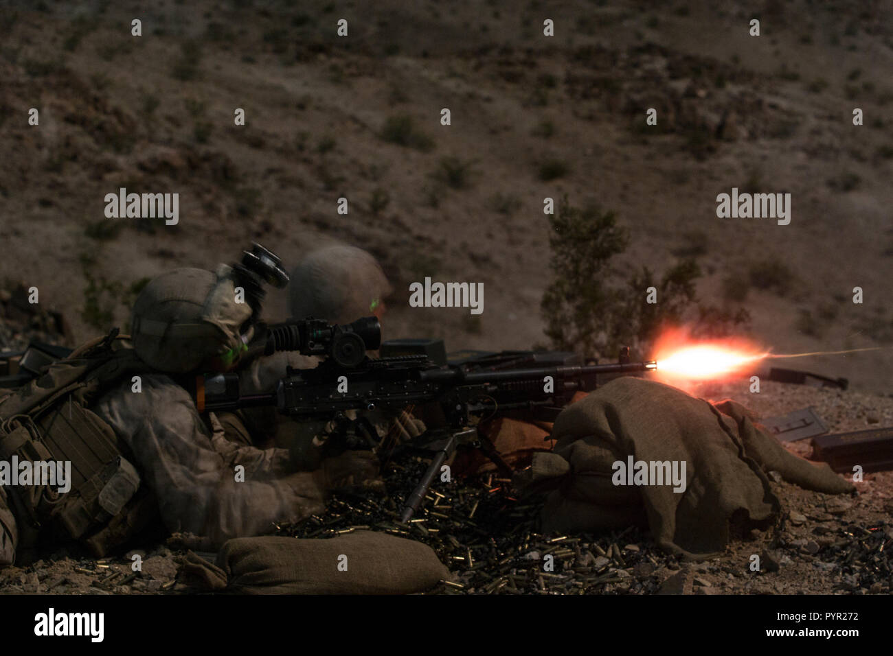 Us-Marines mit Firma A., 1.BATAILLON, 8 Marine Regiment (1/8), 2nd Marine Division, Feuer ein M240B Maschinengewehr als Teil der integrierten Übung (ITX) 1-19 in Twentynine Palms, Calif., Okt. 21, 2018. Die gross angelegte Übung ermöglicht Infanterie Einheiten ihre Fähigkeiten in einer Wüstenumgebung in Vorbereitung für mögliche Globale Möglichkeiten zu stärken. (U.S. Marine Corps Foto von Cpl. Timothy J. Lutz) Stockfoto
