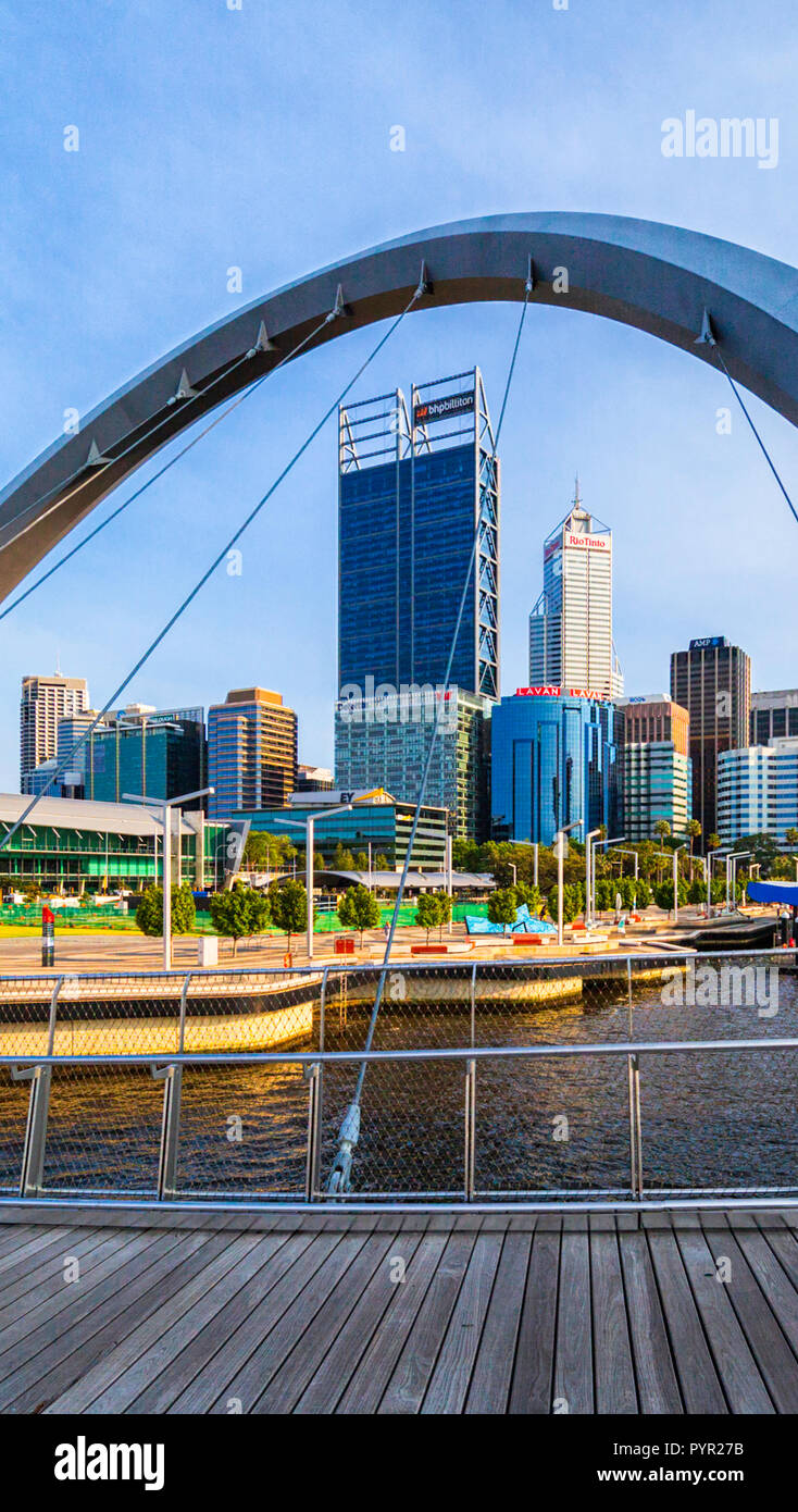 Elizabeth Quay Brücke mit Blick auf Elizabeth Quay und der Stadt Perth. Perth, Western Australia Stockfoto