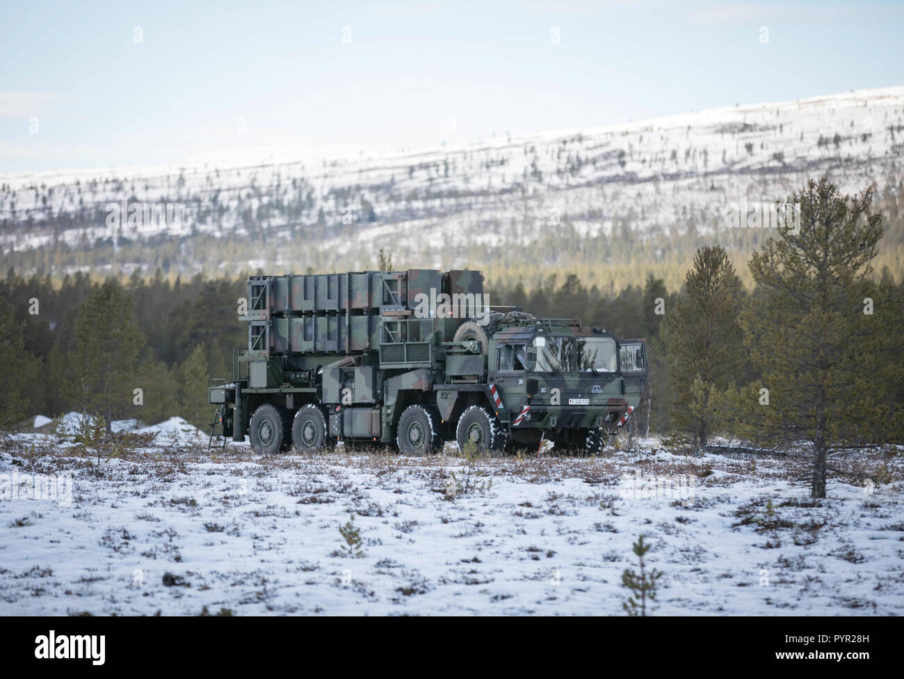 Norwegischen und deutschen Militärs Zug mit ein Patriot Rakete System in Norwegen am Okt. 24, 2018 in die Luft während der Übung Trident Zeitpunkt 18. Trident Punkt 18 ist der NATO grösste Übung in den Jahrzehnten, in denen mehr als 50.000 Mitarbeiter aus 31 NATO- und Partnerstaaten. (Foto von Kevin Schrief) Stockfoto