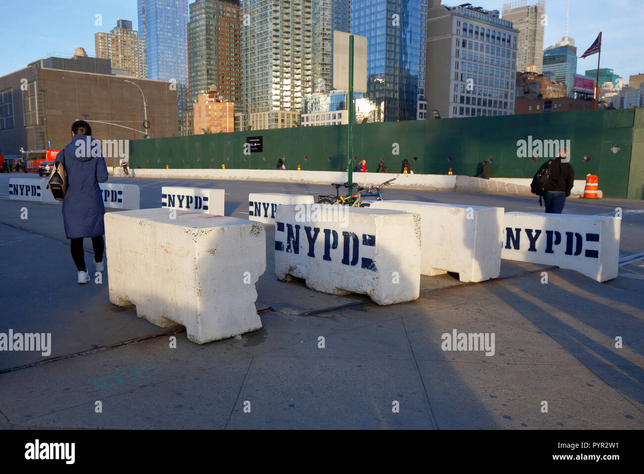 Hassliche Konkrete Sicherheit Blocke Auf Einem Offentlichen Burgersteig In Der Nahe Der Javitts Center In New York City Stockfotografie Alamy