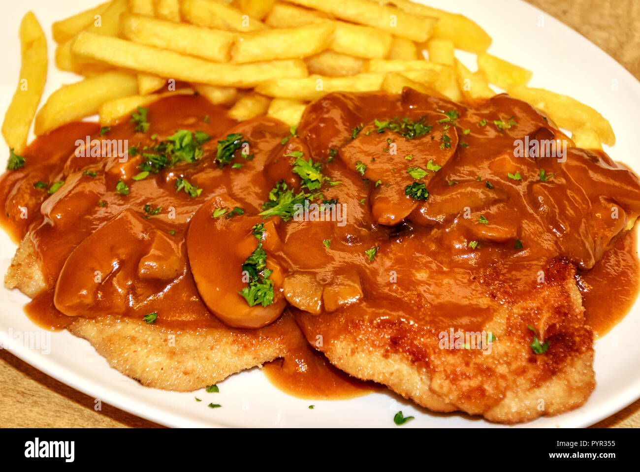 Deutsche Jäger Schnitzel (Jäger Schnitzel) mit Pommes Frites ...