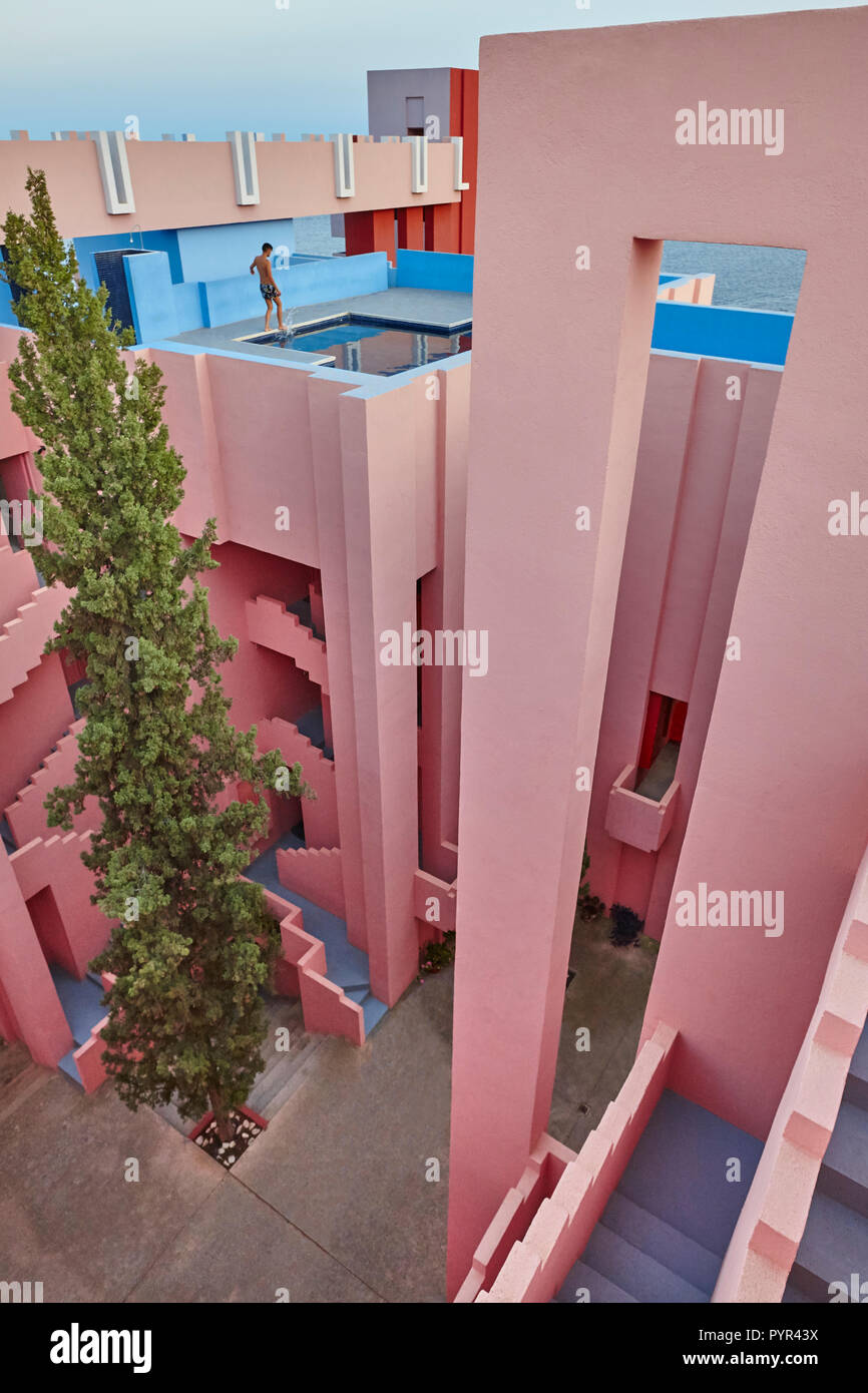 Geometrische Bauweise. Die rote Wand, La Manzanera. Calpe, Spanien Stockfoto