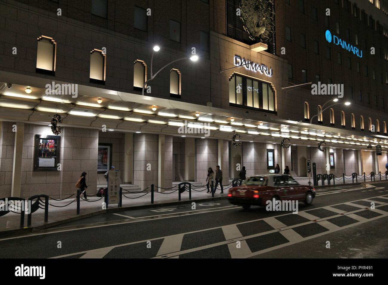 KYOTO, Japan - 24. NOVEMBER 2016: Menschen kaufen bei Daimaru Kaufhaus in Kyoto, Japan. Kyoto ist eine große Stadt mit einer Bevölkerung von 1,5 Millionen. Stockfoto
