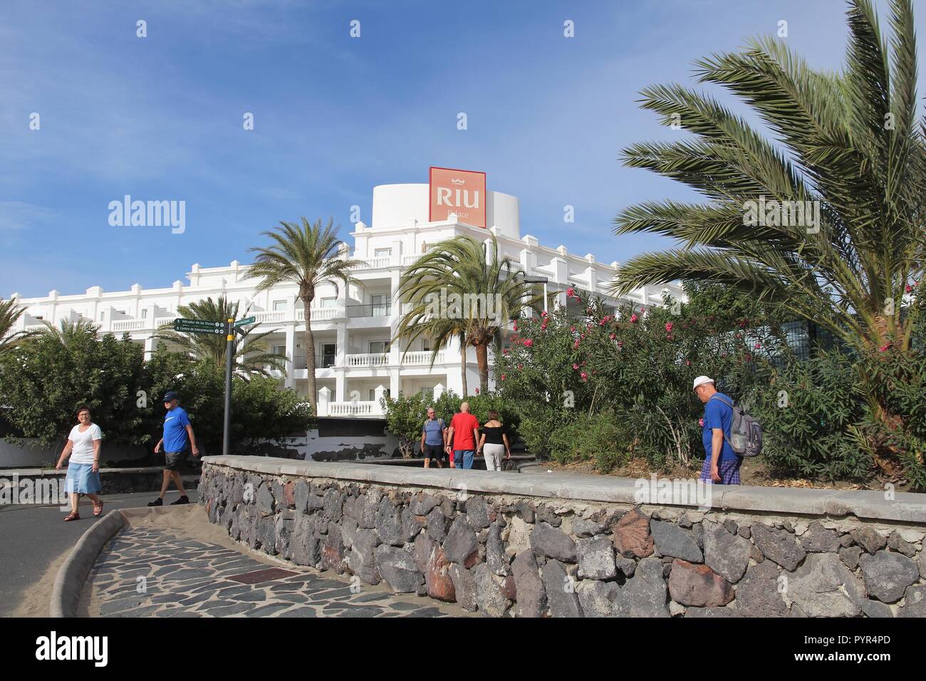GRAN CANARIA, Spanien - 7. Dezember, 2015: Die Menschen besuchen das Hotel Riu Palace Meloneras auf Gran Canaria, Spanien. Riu Hotels war der 30. größte Hotelkette in Stockfoto
