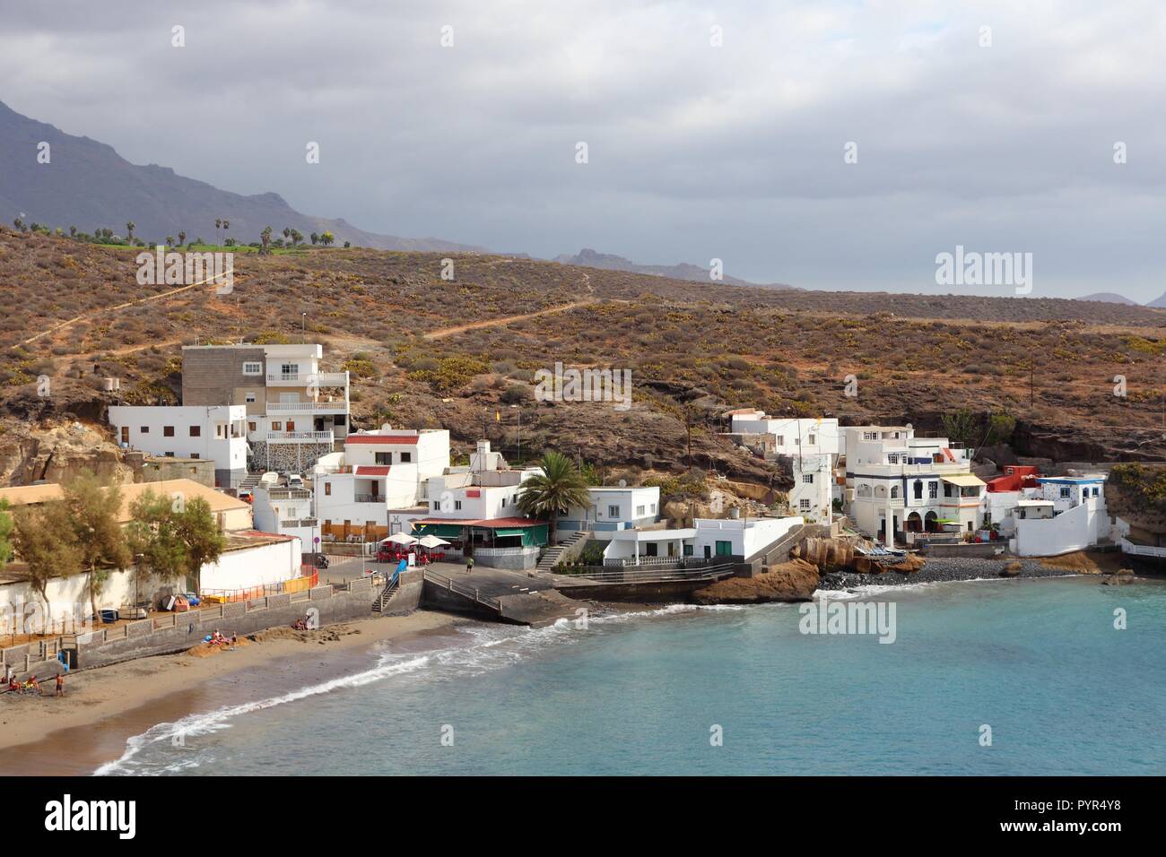 Teneriffa, Kanarische Inseln, Spanien - Stadt El Puertito. Schwarzer Sandstrand von Costa Adeje Küste. Stockfoto