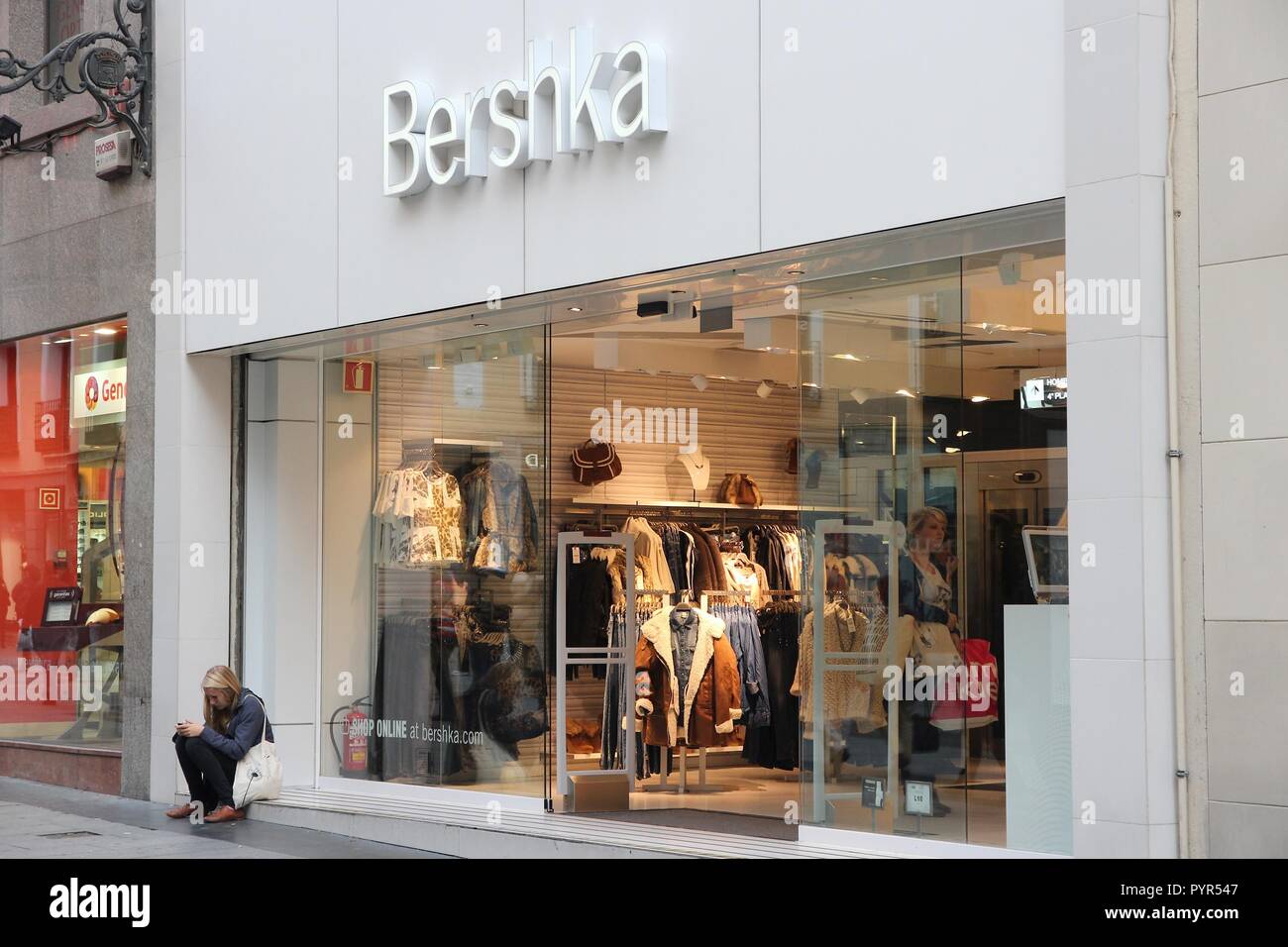 MADRID - 24. Oktober: die Menschen kaufen bei Bershka Store am 24. Oktober  2012 in Madrid. Bershka hat 910 Filialen in 64 Ländern Stockfotografie -  Alamy