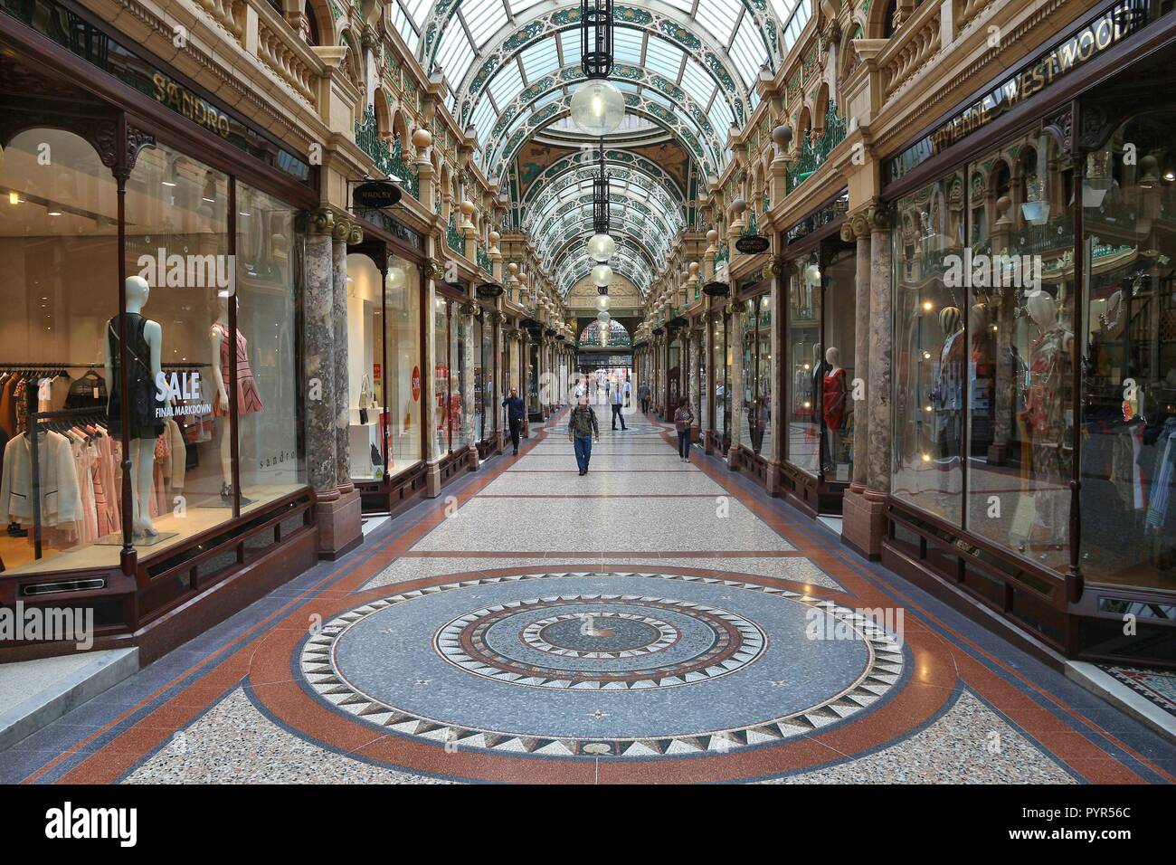LEEDS, Großbritannien - 11 Juli, 2016: die Menschen besuchen Geschäfte der Victoria Quarter in Leeds, UK. Die mit Arkaden versehenen Straßen von Victoria Quarter in der Nähe von briggate Street haben viele Stockfoto