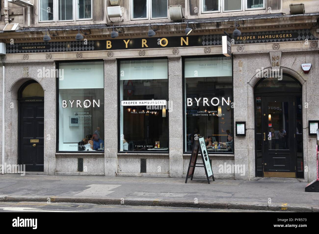 LONDON, Großbritannien - 9. JULI 2016: die Menschen besuchen Byron Hamburger Restaurant in London. Laut Tripadvisor gibt es mindestens 20.700 Restaurants in London. Stockfoto