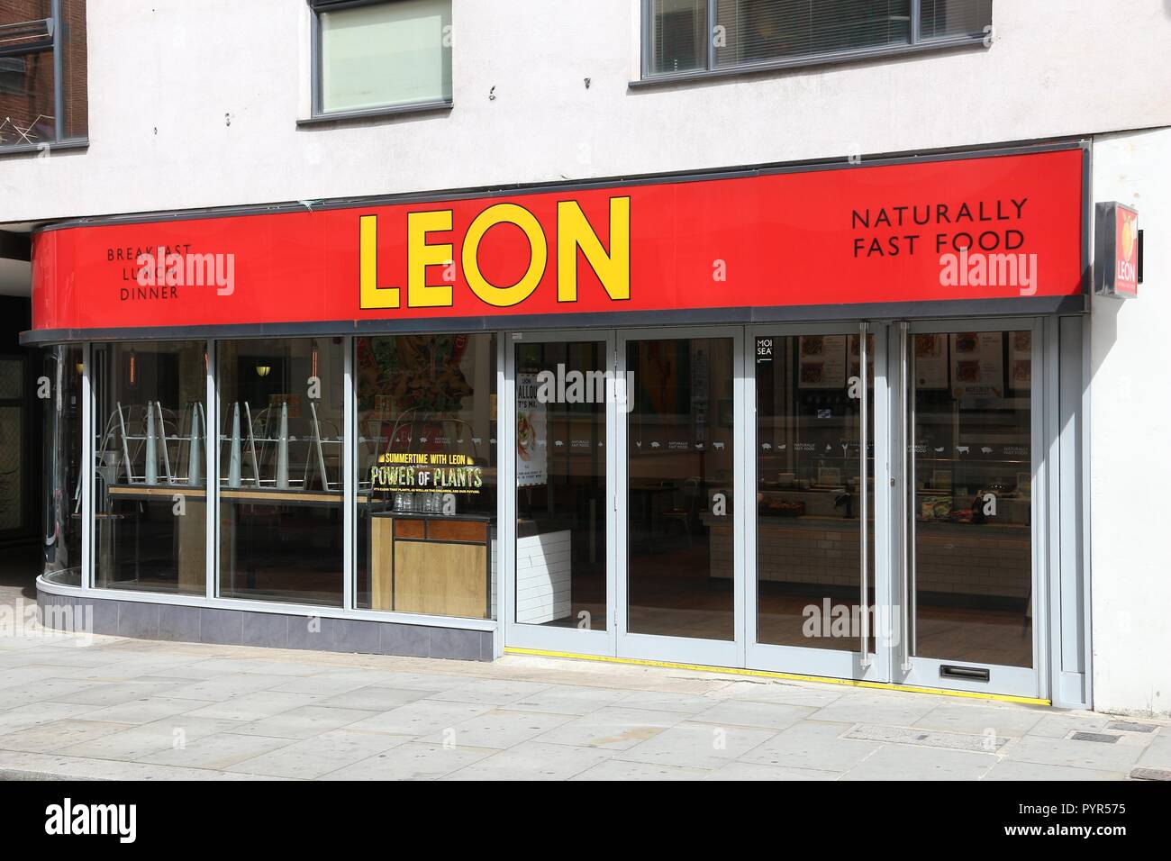 LONDON, Großbritannien - 9. JULI 2016: Leon natürliche Fast Food Restaurant in London. Laut Tripadvisor gibt es mindestens 20.700 Restaurants in London. Stockfoto
