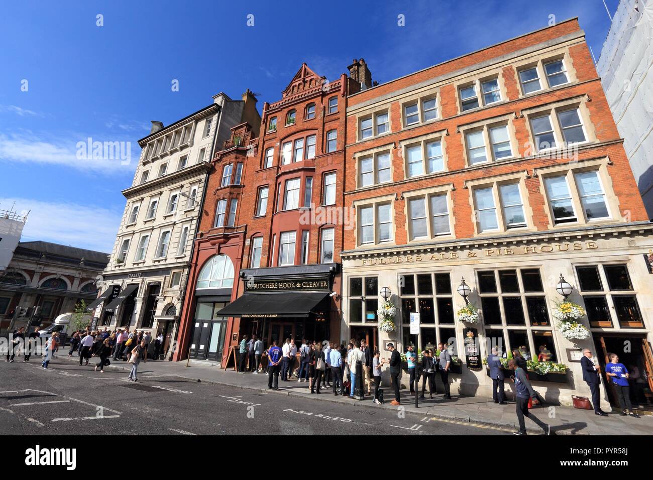 LONDON, Großbritannien - 8. JULI 2016: die Menschen besuchen Pubs in Smithfield, London, UK. Es gibt mehr als 7.000 Pubs in London. Stockfoto