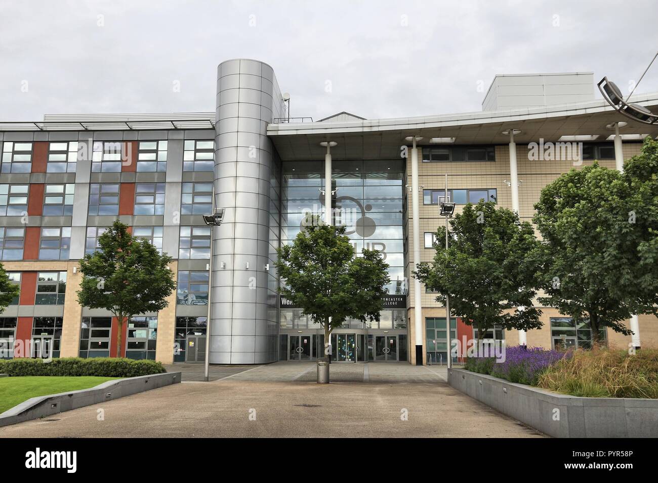 DONCASTER, Großbritannien - 12 Juli, 2016: Doncaster College Gebäude in Großbritannien. Doncaster College hat 13.500 Studenten. Stockfoto