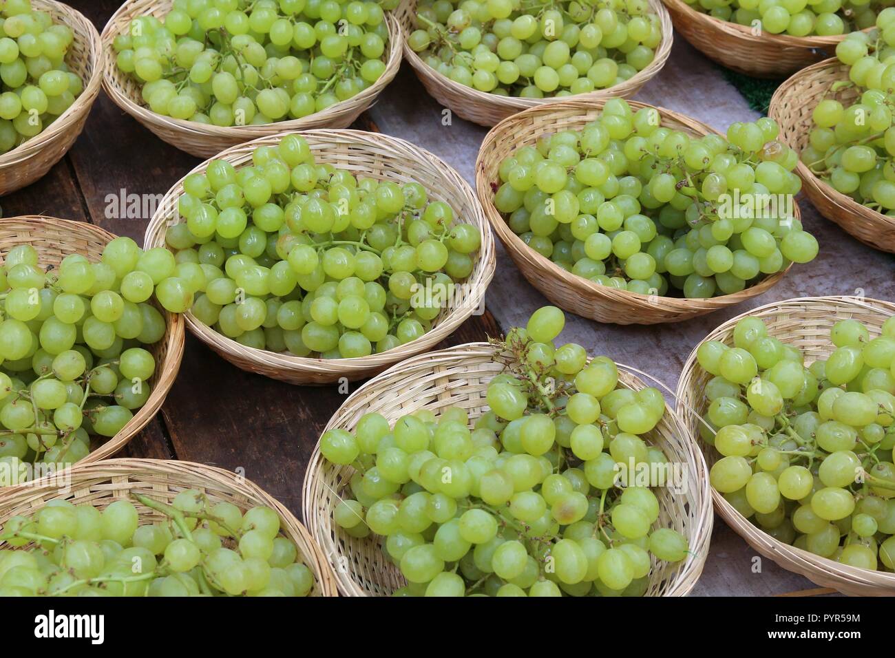 Grüne Weintrauben - Obst und Gemüse Laden in Leeds, UK. Stockfoto