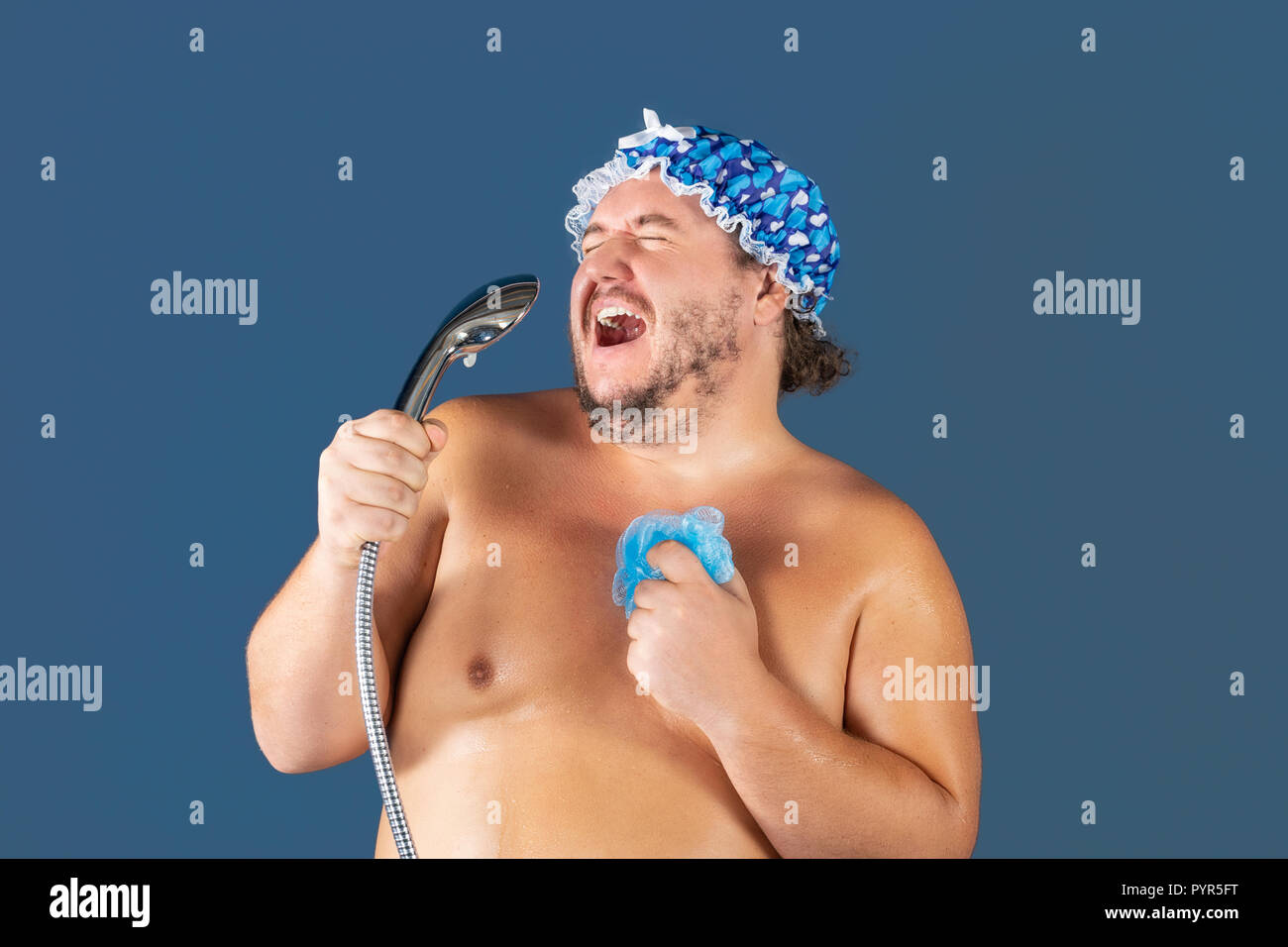 Funny fat man in blaue Kappe Singen in der Dusche. Spaß und Sauberkeit Stockfoto