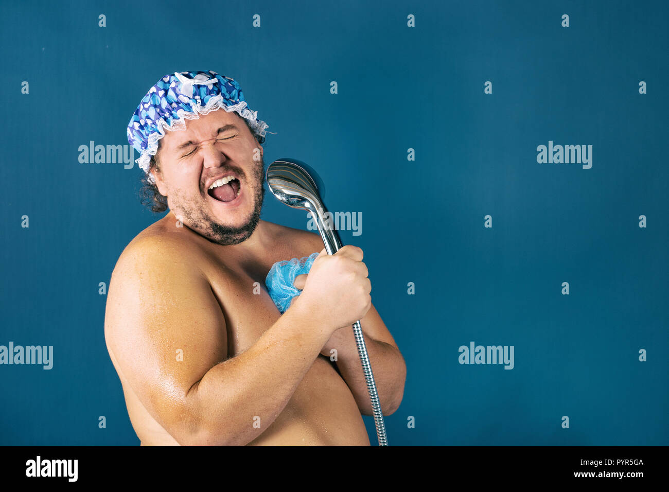 Funny fat man in blaue Kappe Singen in der Dusche. Spaß und Sauberkeit  Stockfotografie - Alamy
