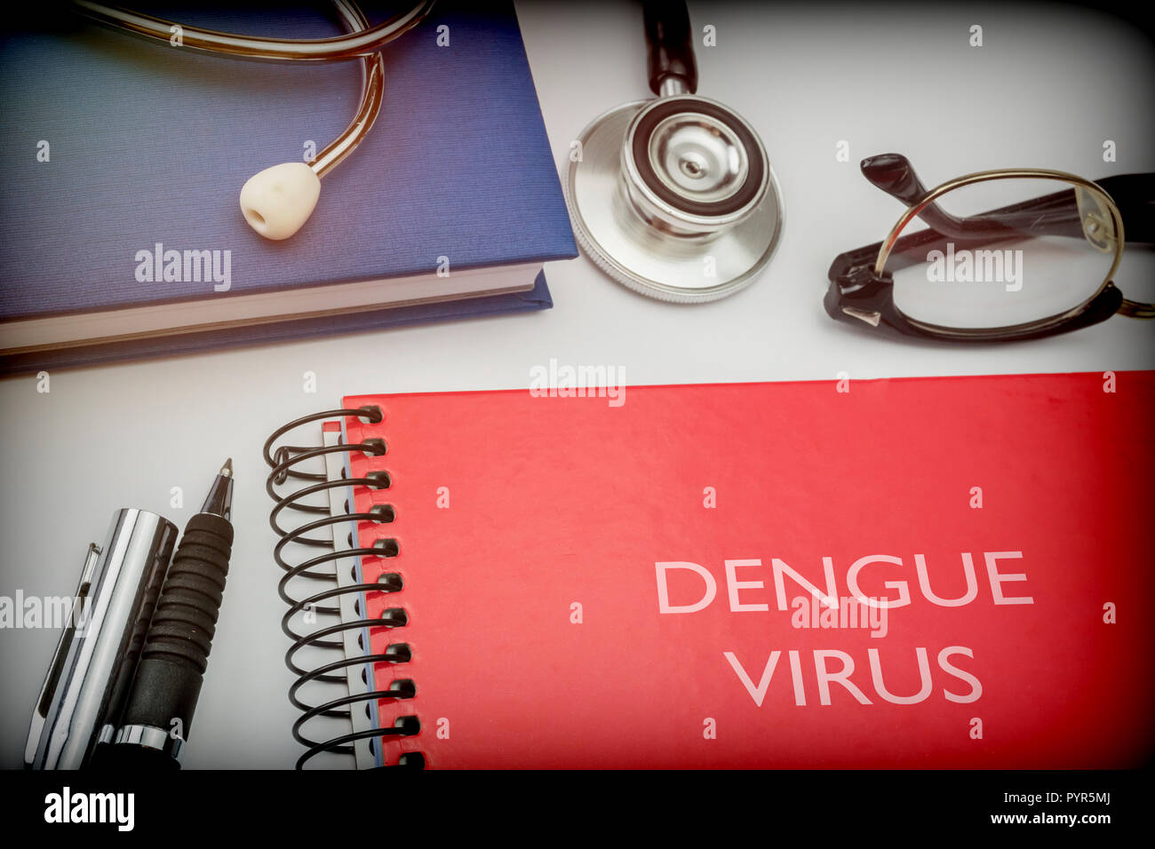 Mit dem Titel Red Book dengue Virus zusammen mit medizinischen Geräten, konzeptionelle Bild Stockfoto