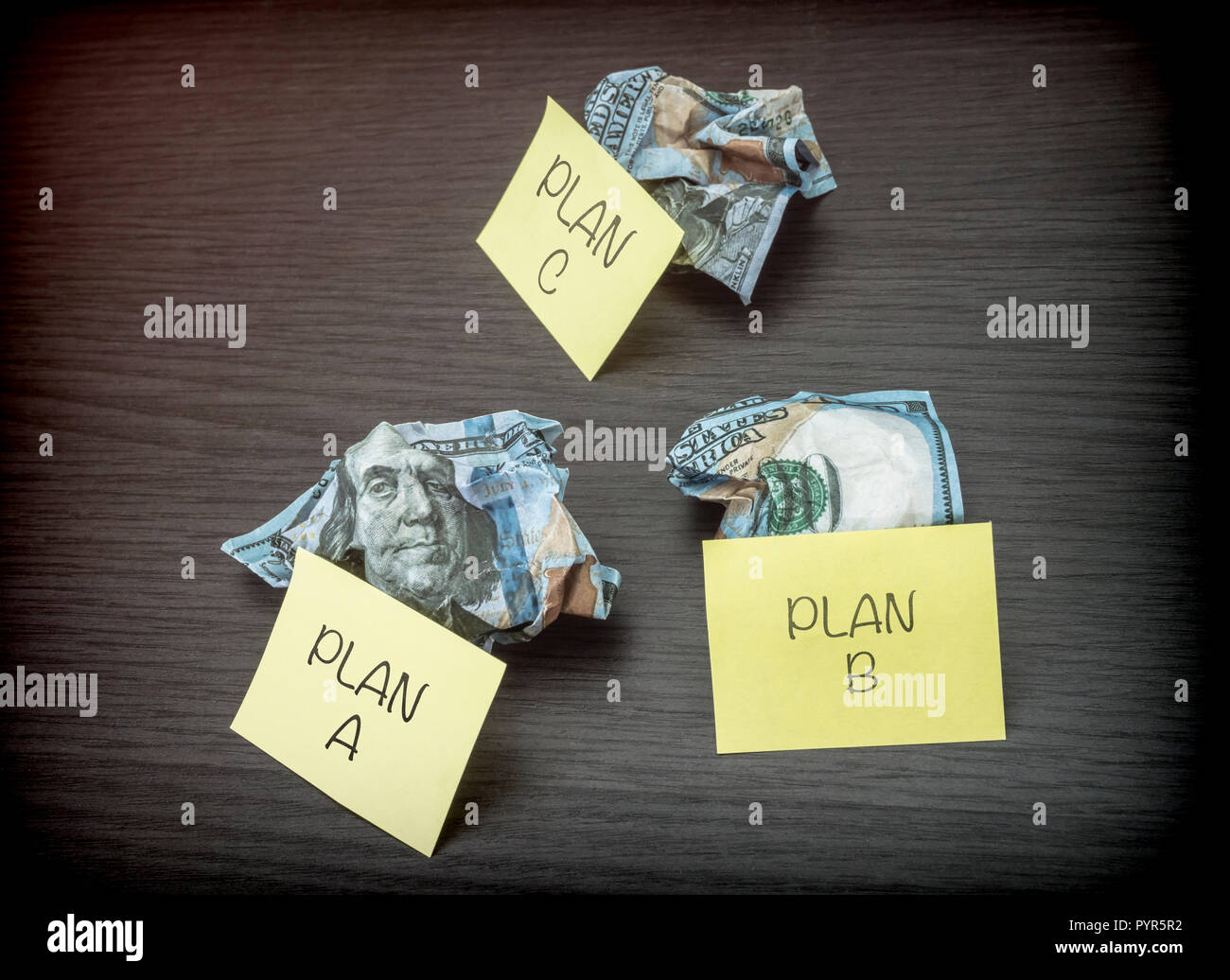 Fehlgeschlagen business plan A, B und C, minted Dollar Banknoten auf einem Schreibtisch aus Holz, konzeptionelle Bild Stockfoto