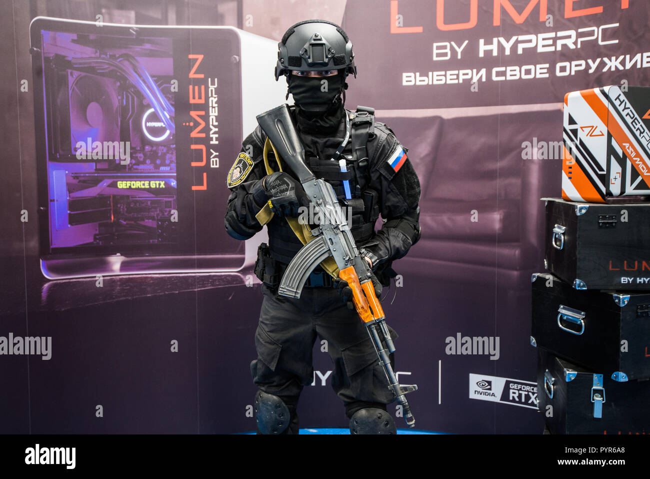 Moskau, Russland - 27. OKTOBER 2018: epizentrum Counter Strike: weltweite Offensive esports Event. Ein cosplayer gekleidet, wie ein Soldat mit einem Gewehr. Stockfoto