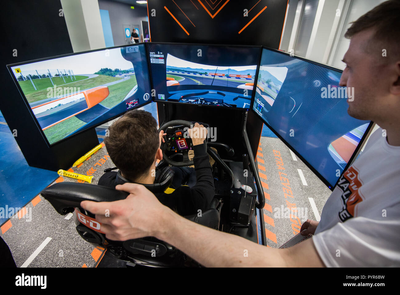 Moskau, Russland - 27. Oktober 2018. Simulation der Rennen auto Video player Spiel mit großen Flachbildschirmen und Cockpit steuert wie ein Rennwagen. Stockfoto