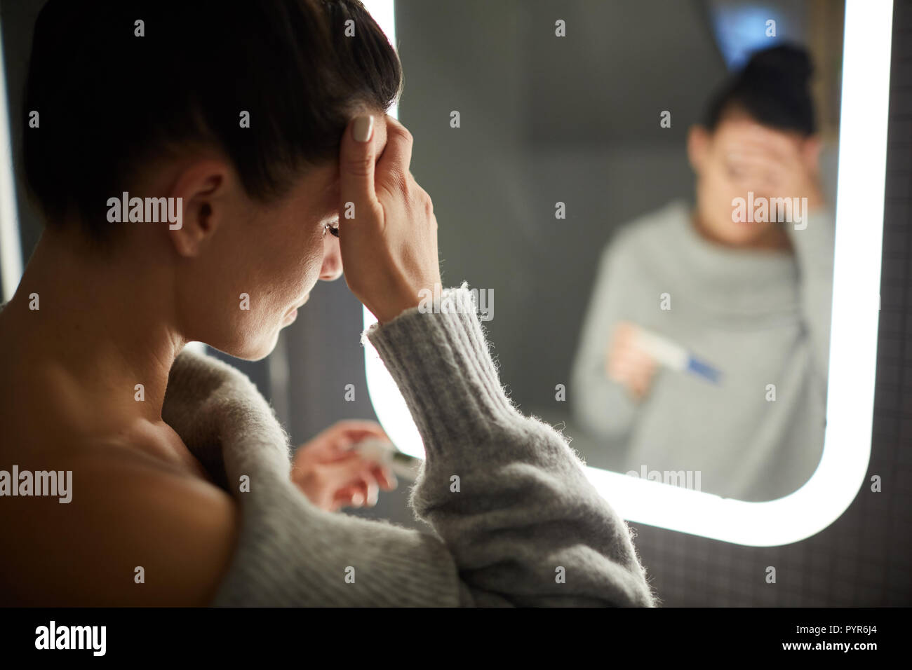 Mit der Schwangerschaft Test Ergebnis enttäuscht Stockfoto