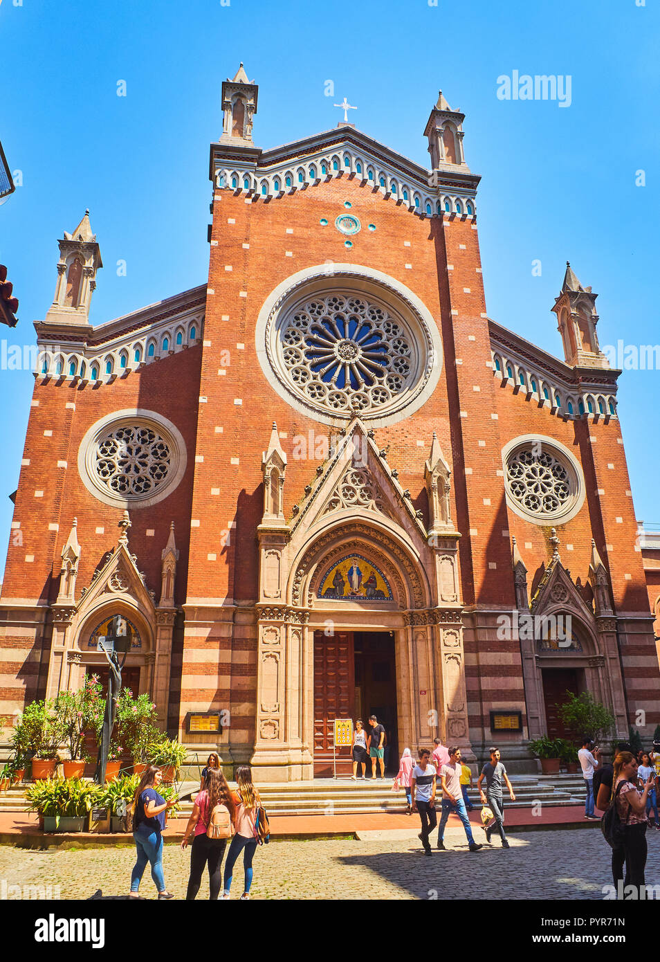 Touristen mit Blick auf die Fassade des Heiligen Antonius von Padua, der größten katholischen Kirche in Istanbul. Beyoglu, Türkei. Stockfoto