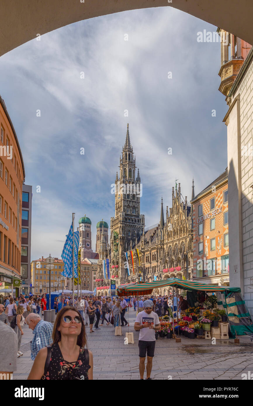 München, Deutschland - 22. September. 2018: die Menschen zu Fuß rund um den Marienplatz, die Rathaus-Glockenspiel, in München, Deutschland Stockfoto