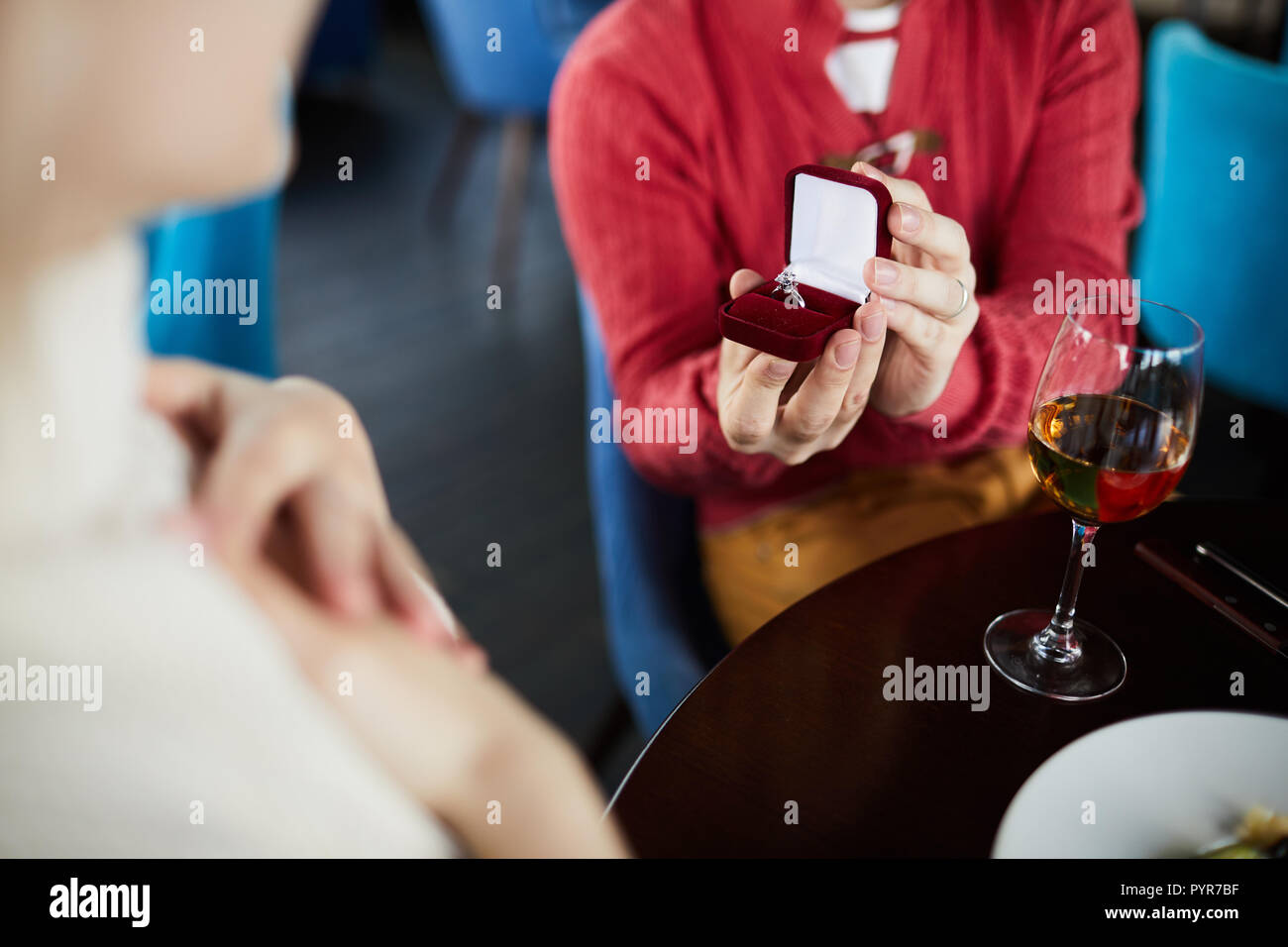 Mann, der Vorschlag Stockfoto