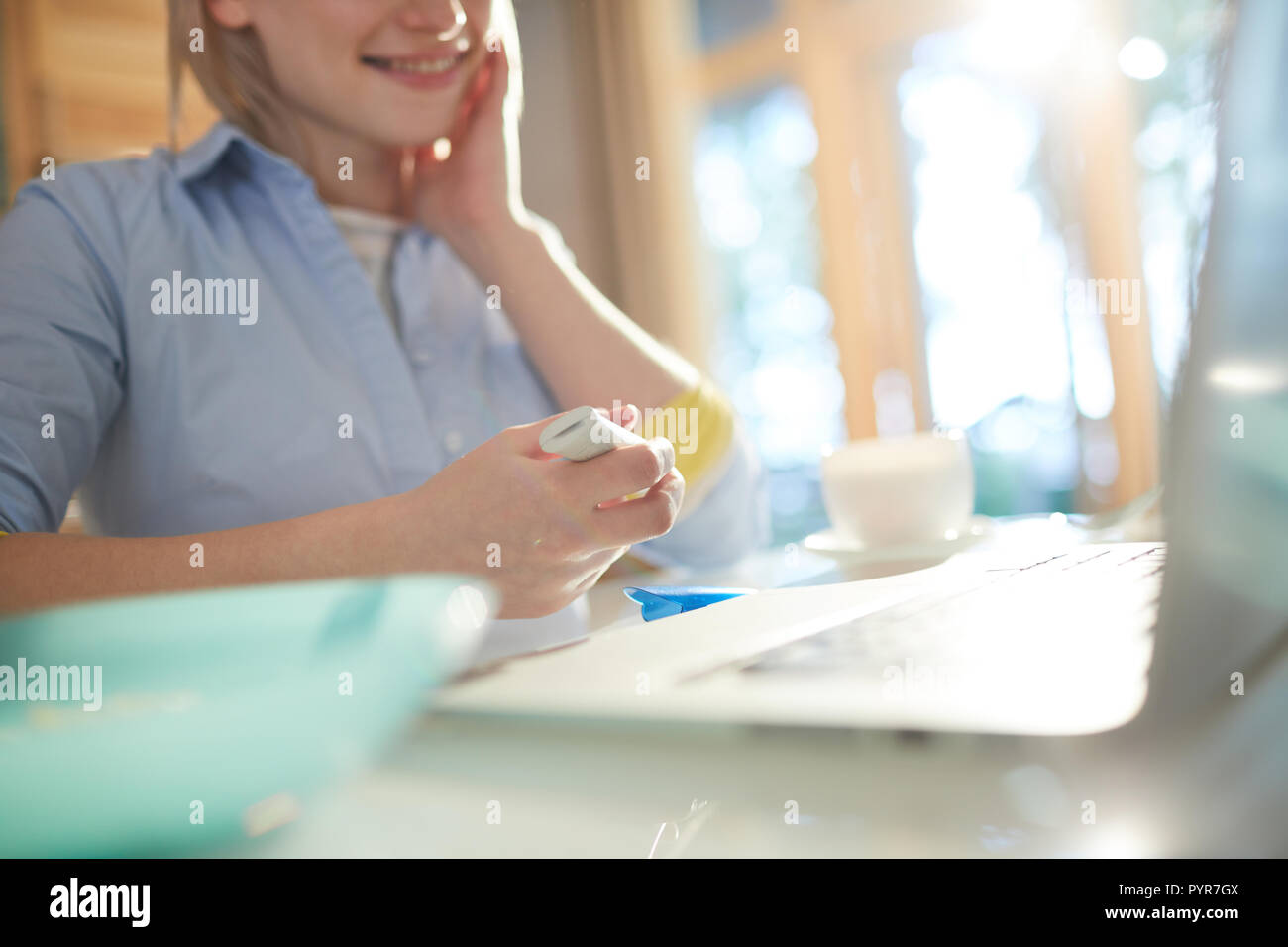 Frau Die Schwangerschaft Test Stockfoto