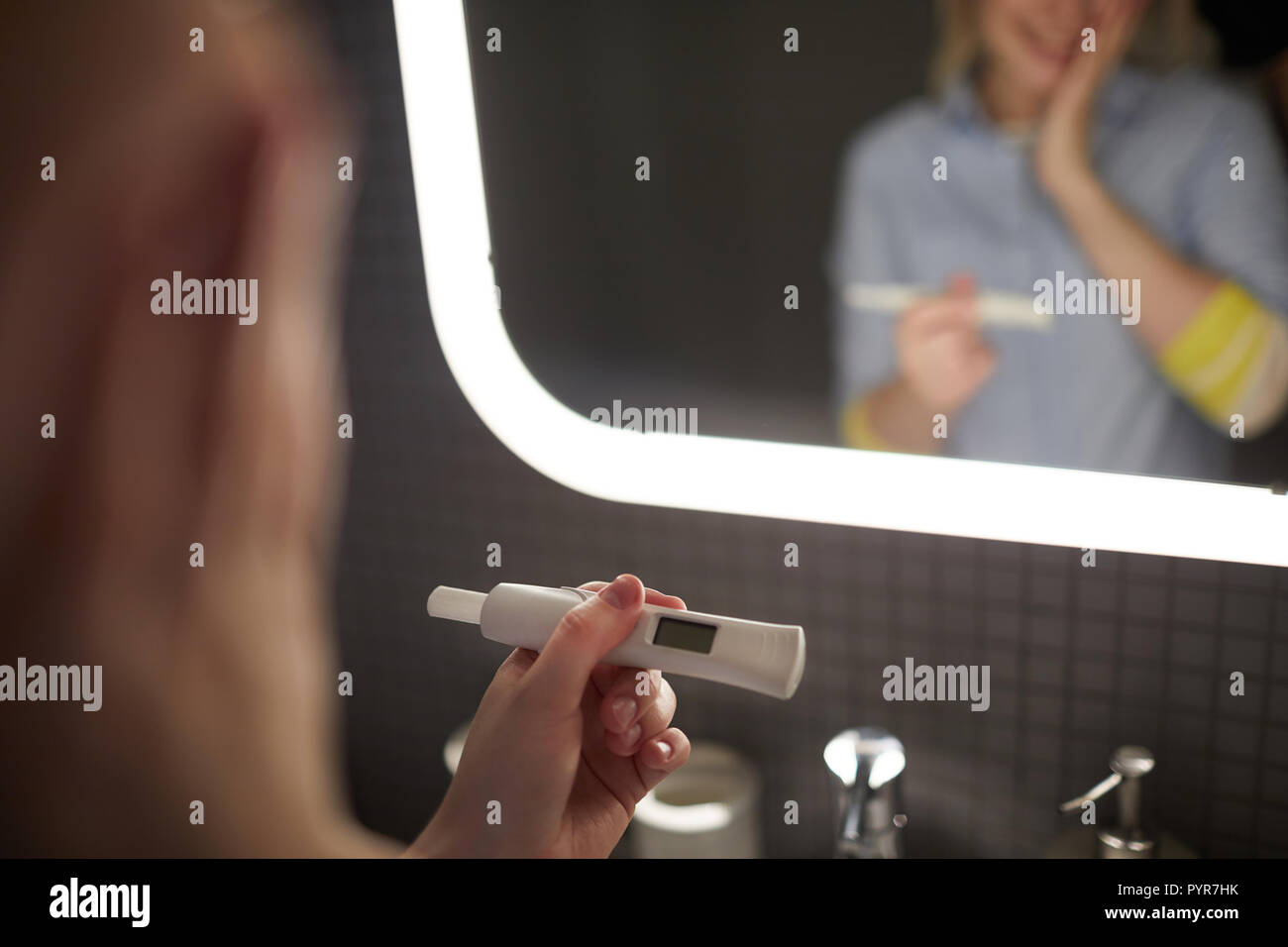 Frau mit Schwangerschaftstest Stockfoto