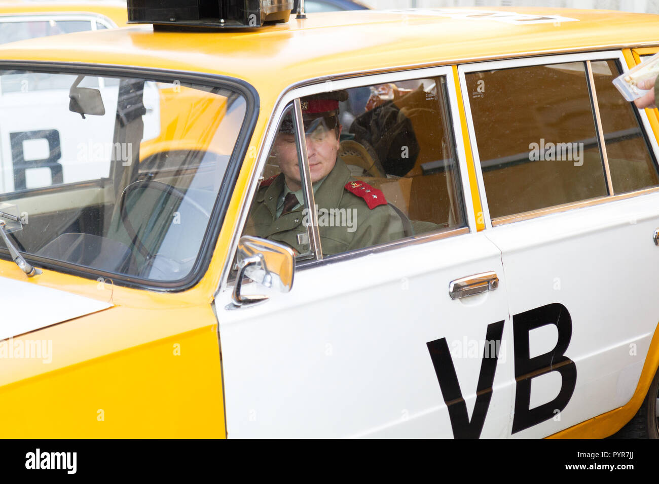 Ein Re-enactment der Kerze Manifestation der 1988/3/25 mit der berühmt-berüchtigte "VB" (Verejna bezpecnost) Die kommunistische Polizei Autos und Polizisten. Stockfoto