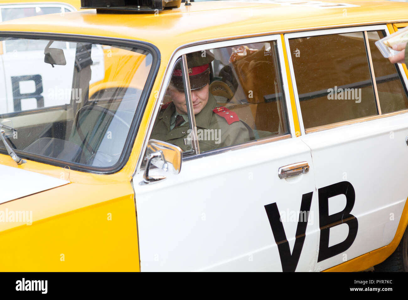 Ein Re-enactment der Kerze Manifestation der 1988/3/25 mit der berühmt-berüchtigte "VB" (Verejna bezpecnost) Die kommunistische Polizei Autos und Polizisten. Stockfoto