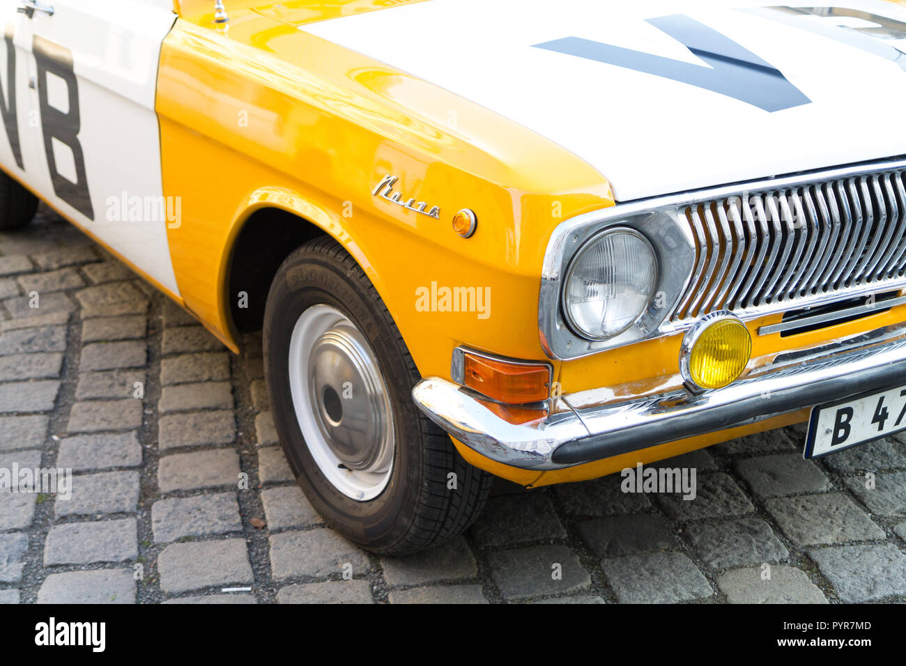 Ein Re-enactment der Kerze Manifestation der 1988/3/25 mit der berühmt-berüchtigte "VB" (Verejna bezpecnost) Die kommunistische Polizei Autos und Polizisten. Stockfoto